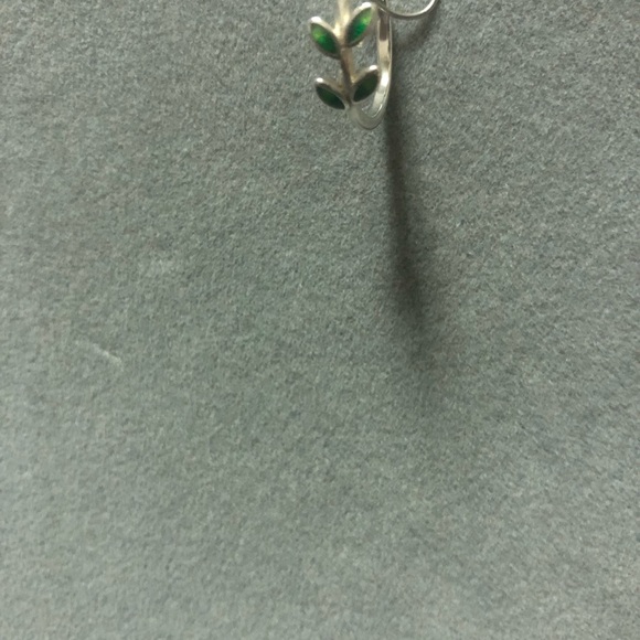 Silver ring with green leaves shapes. Like new. - Picture 5 of 5